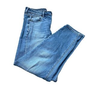 NWOT American Eagle Light Wash Cropped Mom Jeans (size 4)